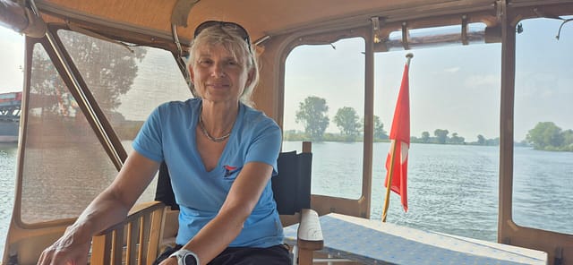 Brigitte am Steuerruder
