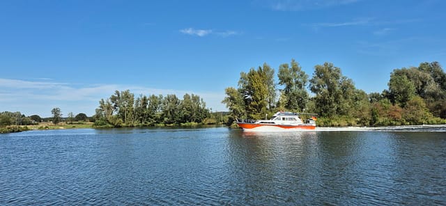 Hohe Welle an Backbordseite = Sehr schnell fahrendes Sportboot