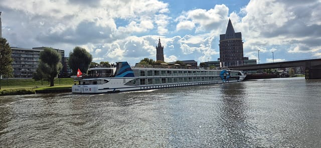 Viva Tiara, angelegt am Passagiersteg in Roermond